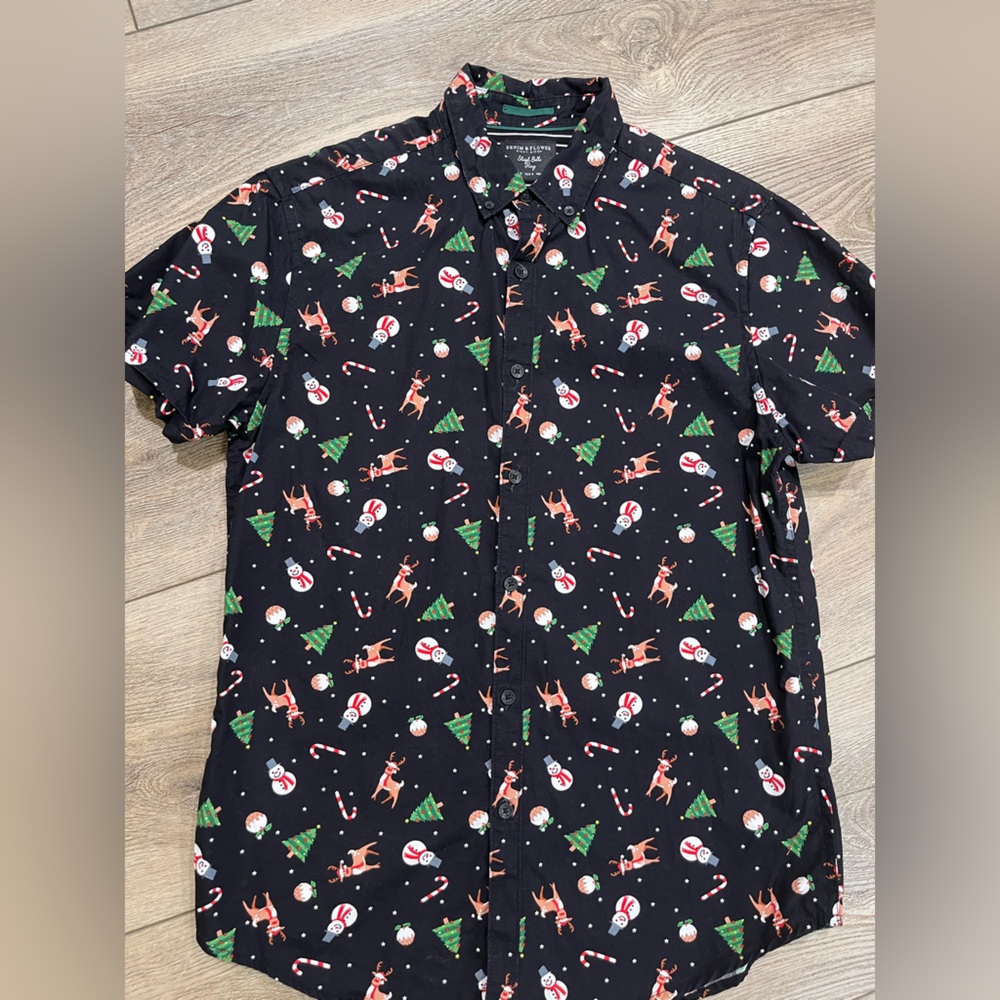 Super-cute festive holiday button-down in great used condition!